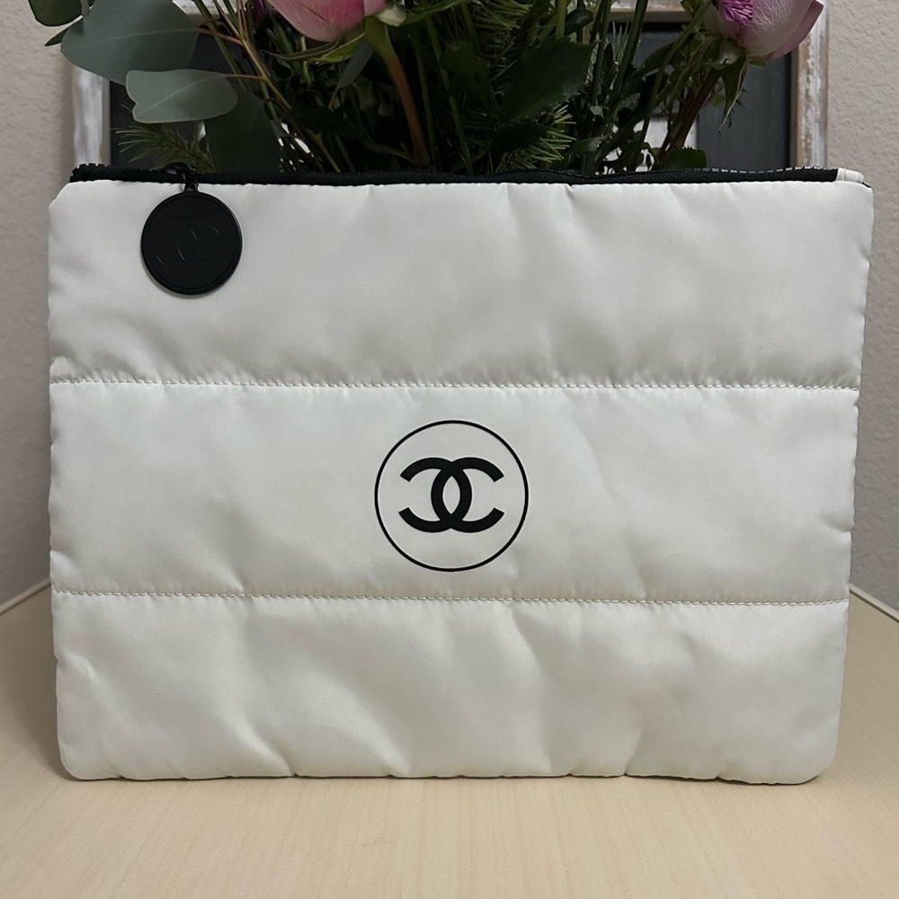 CHANEL Beauty White Quilted Pouch